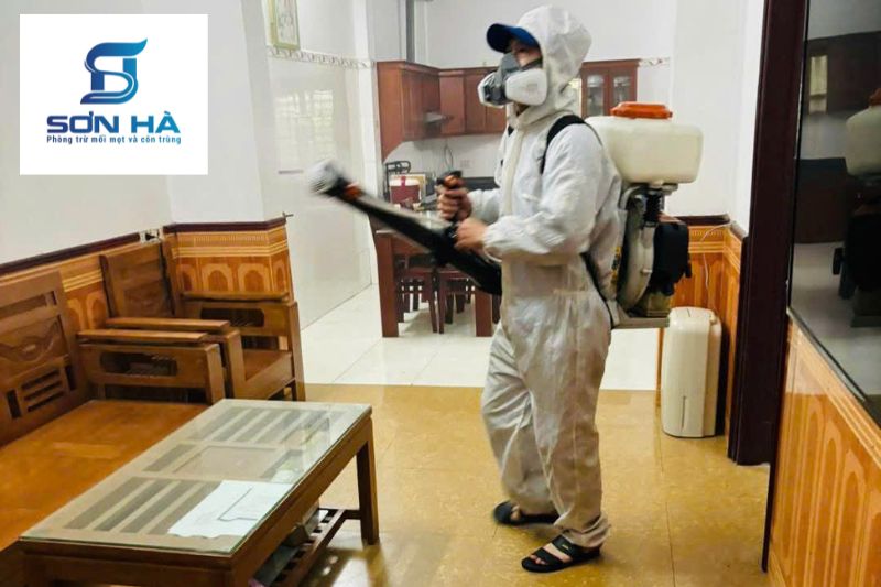 Nhân viên Sơn Hà đang phun thuốc diệt muỗi tại nhà dân ở Hà Nội