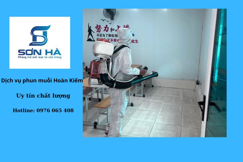 nhân viên Sơn Hà đang phun muỗi tại trung tâm tiếng trung tại Hoàn kiếm